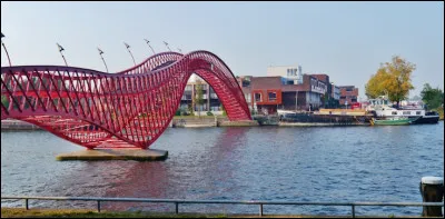 ''Le pont Python'' est situ&eacute; dans quelle ville des Pays-Bas ?