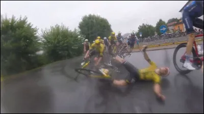 Quels favoris du classement g&eacute;n&eacute;ral ont &eacute;t&eacute; contraints d'abandonner le Tour de France suite &agrave; des chutes ?