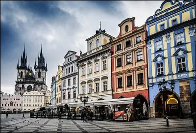 Pourquoi Prague rec&egrave;le-t-elle des b&acirc;timents aussi diff&eacute;rents et aussi prestigieux ?