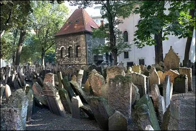 Il existe un vieux quartier juif pr&egrave;s du centre, avec son cimeti&egrave;re qui comporte pr&egrave;s de...