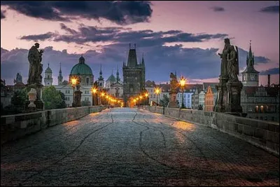Quel est le nom de ce c&eacute;l&egrave;bre pont incontournable de Prague ?
