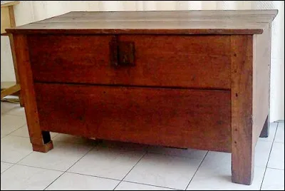 Quel est le nom de ce meuble qui &eacute;tait utilis&eacute; pour p&eacute;trir et conserver le pain ?