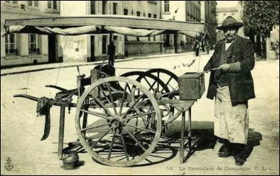 Quel &eacute;tait cet artisan qui voyageait de village en village, aff&ucirc;tant les ciseaux avec sa meule ambulante actionn&eacute;e au pied par une p&eacute;dale ?