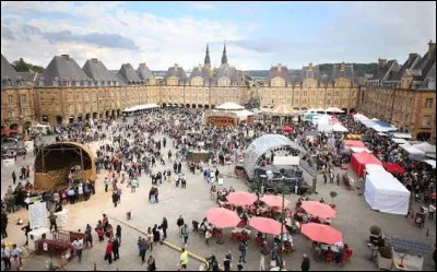 Quel festival se d&eacute;roule tous les ans au mois de septembre dans la ville de Charleville-M&eacute;zi&egrave;res ?