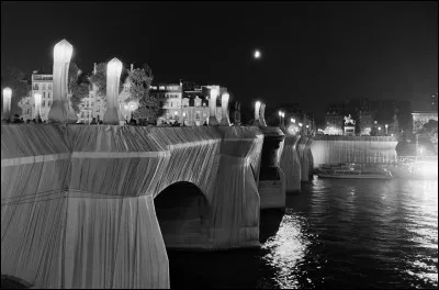 En 1995, l'artiste Christo a emball&eacute; le Pont-Neuf &agrave; Paris.