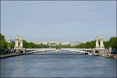 Le pont Alexandre III a &eacute;t&eacute; construit pour l'exposition universelle de 1900.