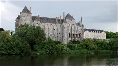 Quelle abbaye b&eacute;n&eacute;dictine datant du XIIIe est c&eacute;l&egrave;bre pour les chants gr&eacute;goriens que l'on peut y entendre ?