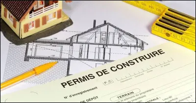 Qui d&eacute;livre g&eacute;n&eacute;ralement les permis de construire au nom de la commune lorsqu'elle dispose de cette comp&eacute;tence ?