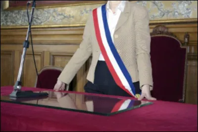 Qui repr&eacute;sente officiellement la commune lors de la signature de nombreux actes administratifs ?