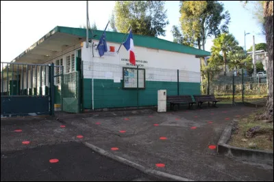 Parmi ces &eacute;quipements, lequel rel&egrave;ve g&eacute;n&eacute;ralement de la commune ?