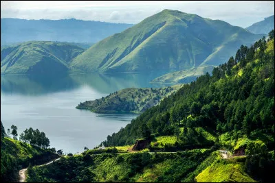 Sumatra est connue pour sa nature sauvage, ses volcans actifs, ses for&ecirc;ts tropicales et ses animaux rares. &Agrave; quel pays appartient-elle ?