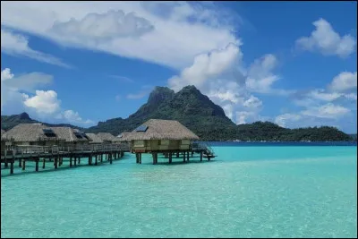 Bora Bora est une petite &icirc;le du Pacifique Sud situ&eacute;e au nord-ouest de Tahiti. C'est une destination touristique de luxe pris&eacute;e. &Agrave; quel pays appartient-elle ?