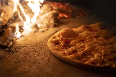 Dans quel four cuit-on traditionnellement la pizza napolitaine ?