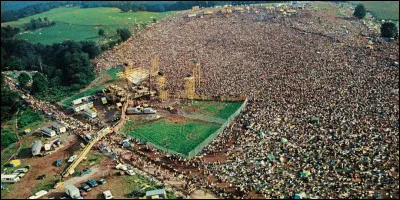 Quel festival a marqu&eacute; l&rsquo;apog&eacute;e du mouvement hippie ?