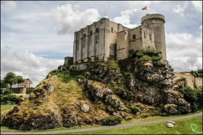 Comment s'appelle cette petite ville du sud du d&eacute;partement dont la vieille ville fortifi&eacute;e est situ&eacute;e sur un &eacute;peron rocheux ?