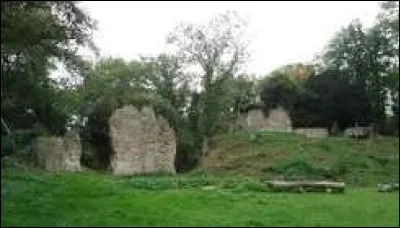 Je vous attends devant la motte castrale d'Avrilly. Ancienne commune Euroise, elle se situe en r&eacute;gion ...