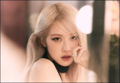 Quel est le titre de la toute premi&egrave;re chanson solo de Ros&eacute;, sortie en mars 2021 ?