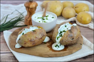 Quel est le nom de ces pommes de terre cuites et servies non &eacute;pluch&eacute;es ?