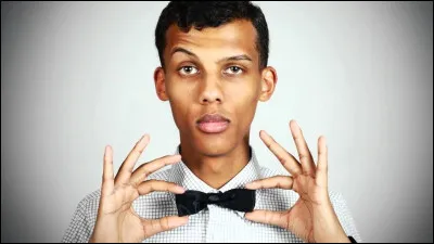 Il est c&eacute;l&egrave;bre pour son style unique qui m&eacute;lange &eacute;lectro, pop, hip-hop. Qui est ce chanteur belge ?