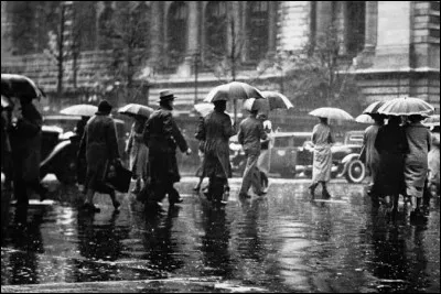 A l'origine, le parapluie tel qu'on le conna&icirc;t aujourd'hui est apparu en Europe pour prot&eacute;ger contre...