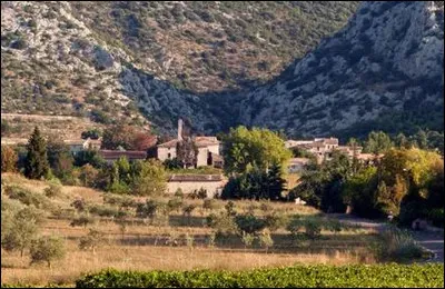 Proche de Sum&egrave;ne, le nom de cette commune gardoise La Cadi&egrave;re-et-Cambo signifie ... et le ... , entre autres, la dra&icirc;ne.