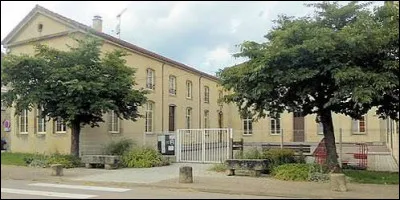 Village de l'aire d'attraction de Vittel-Contrex&eacute;ville, sur les bords du Mouzon, Vr&eacute;court se situe dans le d&eacute;partement ...