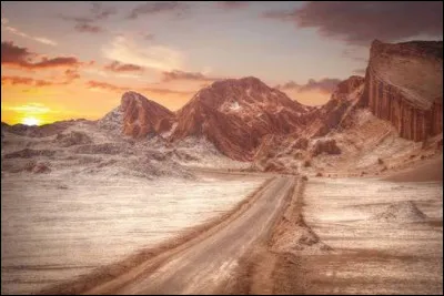 Comment se nomme le d&eacute;sert situ&eacute; dans le nord du Chili et qui est consid&eacute;r&eacute; comme l&rsquo;un des plus arides au monde ?