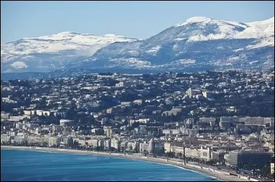 Laquelle ce ces villes de la c&ocirc;te d'Azur est bord&eacute;e par la baie des Anges ?