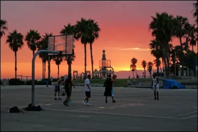 Quel est le nombre de joueurs sur un terrain de basket ?