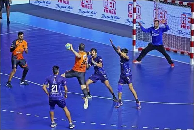Ce sport se pratique avec deux &eacute;quipes de 11 joueurs ou joueuses. C'est le...