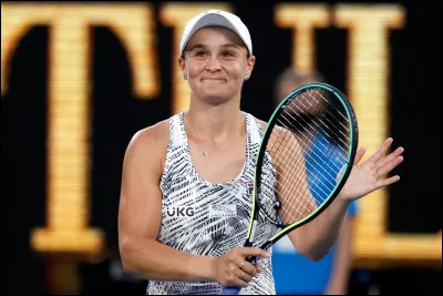 Qui est cette joueuse de tennis australienne titr&eacute;e &agrave; Wimbledon en 2021 avant de prendre une retraite surprise en 2022 &agrave; seulement 25 ans ?