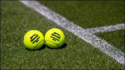 Dans la tradition du tournoi de tennis de Wimbledon, quelle est la couleur des tenues des joueurs sur les courts ?