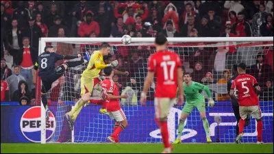 Quel joueur a re&ccedil;u le troph&eacute;e du meilleur gardien de la saison 2022-2023 de Ligue 1 lors des troph&eacute;es UNFP ?
