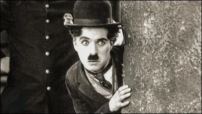 Il a marqu&eacute; l'histoire du cin&eacute;ma en tant qu'acteur, r&eacute;alisateur et g&eacute;nie du cin&eacute;ma muet. Qui est-ce ?
