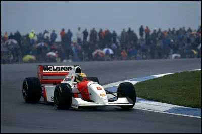 Ayrton Senna a d&eacute;croch&eacute; sa premi&egrave;re pole position en F1 lors de son premier Grand Prix avec McLaren.