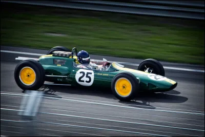 La Lotus 25 est consid&eacute;r&eacute;e comme la premi&egrave;re F1 &agrave; utiliser une monocoque compl&egrave;te.