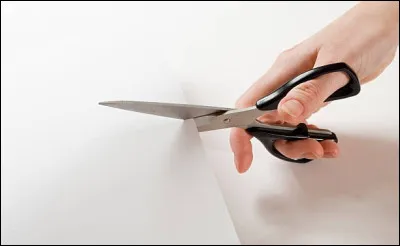 Quel objet scolaire permet de d&eacute;couper une feuille de papier ?