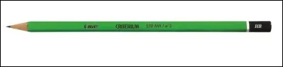 Quel objet poss&egrave;de g&eacute;n&eacute;ralement une lame permettant de tailler la mine d'un crayon ?