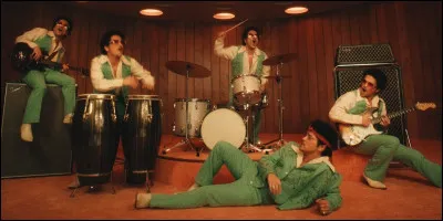 Quel duo de chanteurs a chant&eacute; "Die with a Smile" en 2024 ?