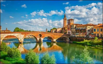 Dans quelle ville italienne se situe l'action de la pi&egrave;ce "Rom&eacute;o et Juliette" ?