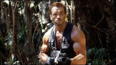 Dans quel lieu Arnold Schwarzenegger incarne-t-il un policier dans un film de 1990 ?