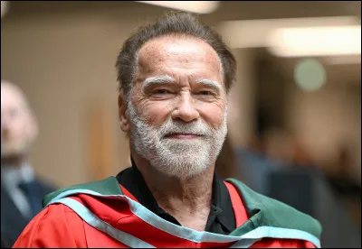 Dans quel film une cr&eacute;ature humano&iuml;de extraterrestre affronte-t-elle Arnold Schwarzenegger dans la jungle ?