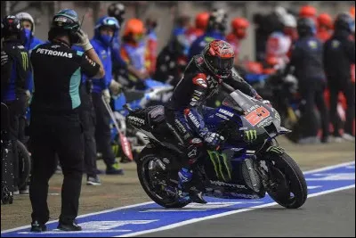 Le syst&egrave;me &laquo; flag-to-flag &raquo; a &eacute;t&eacute; introduit en MotoGP en 2015.