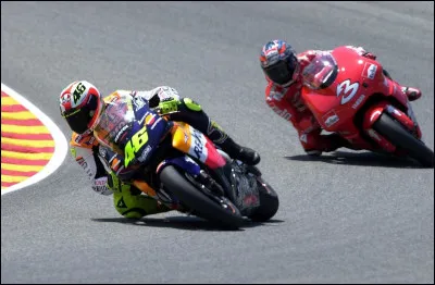 La premi&egrave;re saison de l'&egrave;re MotoGP, en 2002, autorisait uniquement les moteurs quatre-temps de 990 cm&sup3;.