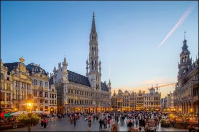 Impossible de parler de la Belgique sans parler de Bruxelles et de sa c&eacute;l&egrave;bre Grand-Place. En quelle ann&eacute;e a-t-elle &eacute;t&eacute; presque enti&egrave;rement d&eacute;truite par les bombardements des troupes fran&ccedil;aises, menant &agrave; sa reconstruction spectaculaire ?