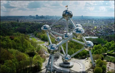 L'Atomium est un c&eacute;l&egrave;bre monument de Bruxelles haut de 102 m&egrave;tres. Qui l'a con&ccedil;u ?