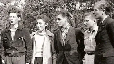 Quel &eacute;tait le nom d'un c&eacute;l&egrave;bre groupe de r&eacute;sistants estim&eacute; &agrave; plus de 100 000 en 1944 ?
