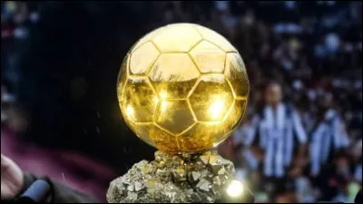Au football, qui a remport&eacute; le 22 septembre 2025 le Ballon d'or pour la troisi&egrave;me fois de suite ?