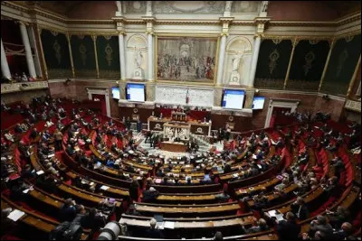 Quel Premier ministre fran&ccedil;ais a d&ucirc; d&eacute;missionner le 9 septembre 2025 apr&egrave;s avoir perdu un vote de confiance ?