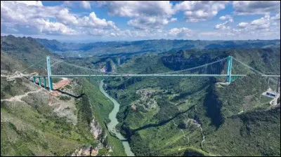 Quelle est la hauteur au-dessus de l'eau du pont du canyon de Huajiang, inaugur&eacute; le 28 septembre 2025 ?